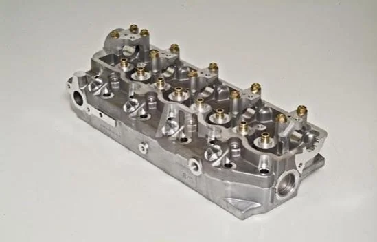 <strong>Головка блоку циліндрів MITSUBISHI 2.5 TD 94-98 AMC 908513 (фото 1)</strong>